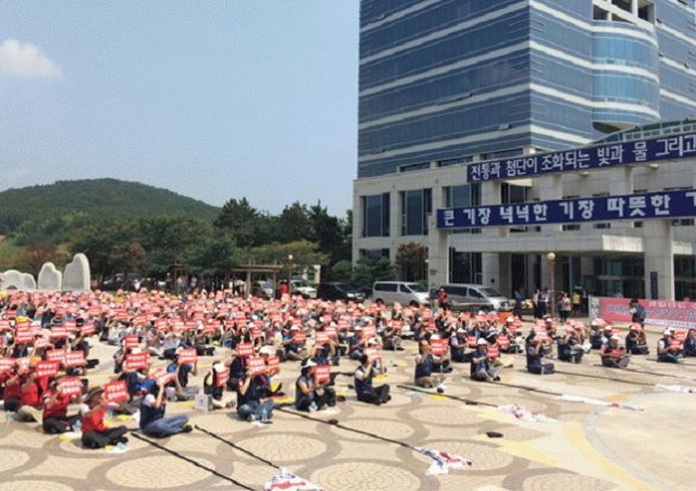 ▲ 지난 2015년 8월 28일 전국공무원노조 기장군지부 소속 조합원 200여 명이 기장군청 앞 광장에서 오규석 기장군수의 인사행정을 지적하며 '기장군수 규탄대회'를 연 당시 모습. ⓒ전국공무원노조 기장군지부