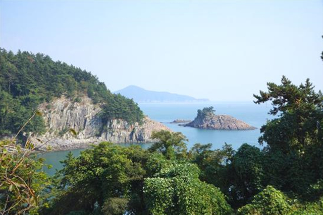 ▲뭍에서 가까운 섬이지만 시원(始原)의 모습이 잘 남아 있는 신수도Ⓒ섬학교