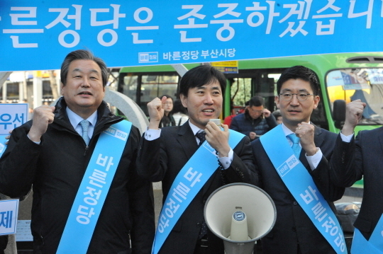 ▲ (왼쪽부터) 김무성, 하태경, 김세연 의원. 지난해 제19대 대통령 선거 이후 김무성, 김세연 의원이 바른정당을 탈당하면서 하태경 의원만이 유일하게 바른정당 의원으로 남게 됐다. ⓒ프레시안
