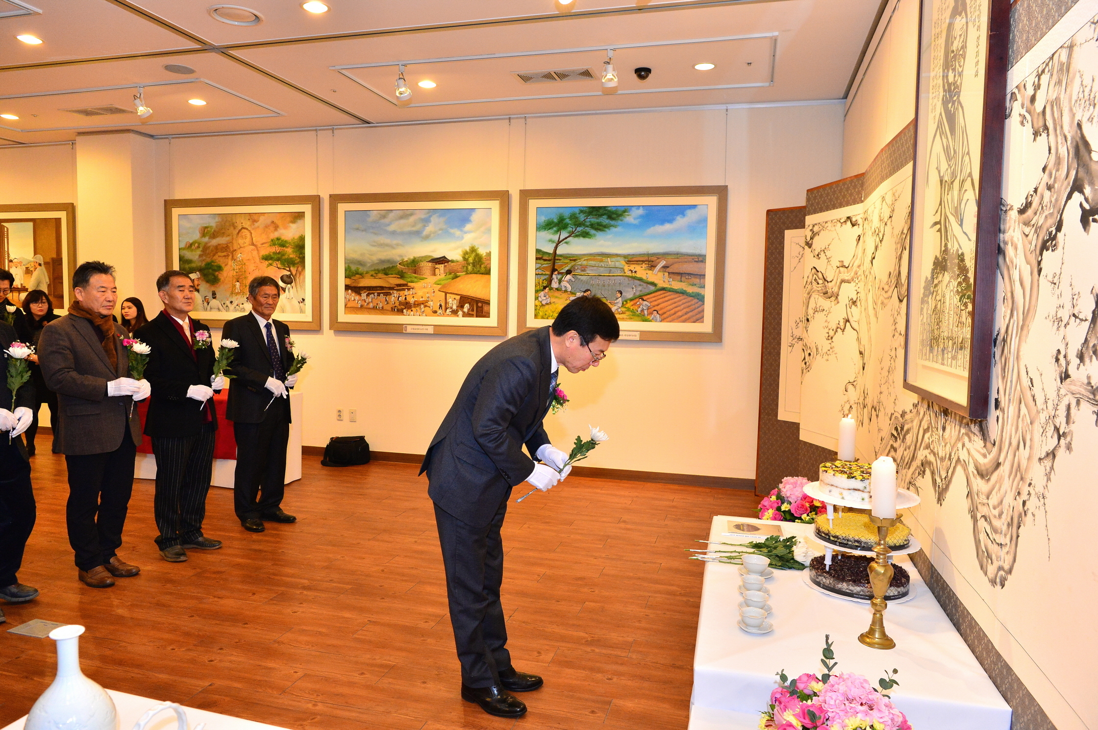 10일 고창문화의전당 전시실에서 진행된 전봉준 장군 탄생 162주년 기념행사에서 참석자가 헌화하고 있다. ⓒ고창군