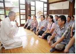 수련원 연수생들이 이근필 퇴계종손과 대화하고 있다. ⓒ도산서원선비문화수련원 제공