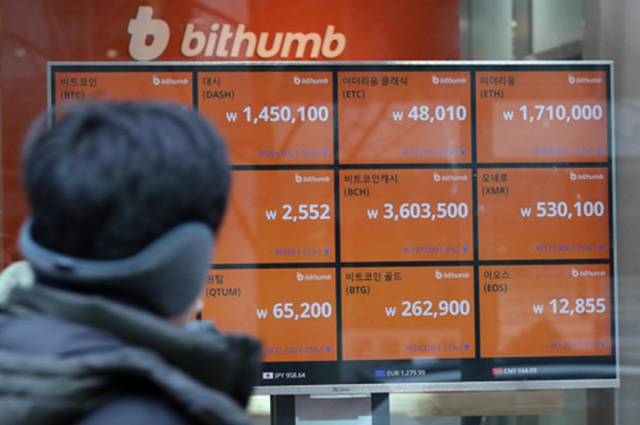 ▲ 박상기 법무부 장관이 11일 가상화폐거래소 폐쇄까지 염두에 둔 고강도 규제안을 추진한다고 발표하자, 비트코인 등 모든 가상화폐 종목들이 폭락세를 보이고 있다. ⓒ연합뉴스
