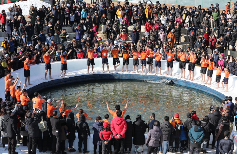 ▲11일 강원 화천군 화천읍 화천천에서 열리고 있는 화천산천어축제 맨손잡기 체험장에서 관광객들이 산천어 맨손잡기 체험을 하며 겨울 추억을 만들고 있다. ⓒ프레시안(전형준)