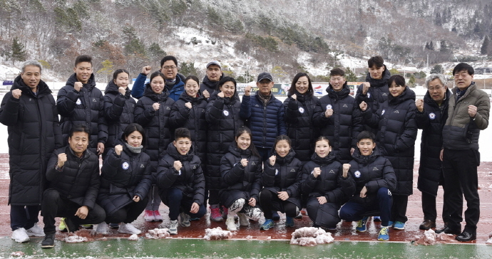 ▲진도군체육회가 진도군에서 동계전지훈련을 실시하고 있는 몽골 육상 국가대표 상비군에게 훈련복을 전달했다.