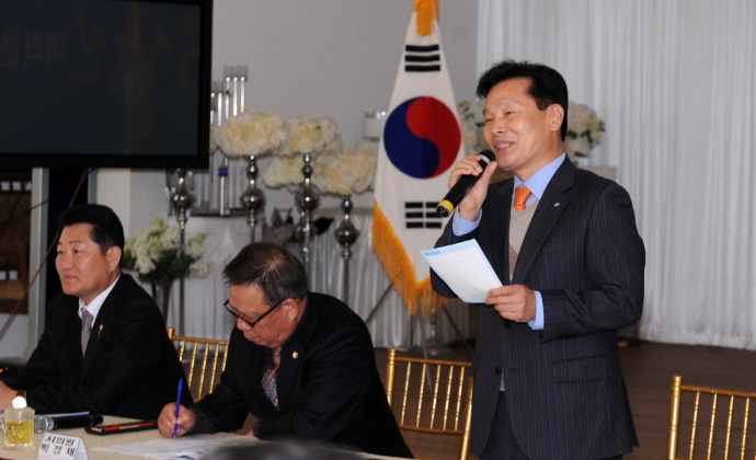 ▲주철현 여수시장이 지난해 3월 주삼동 시민과의 대화가 열린 봉계동 짝웨딩컨벤션에서 주민의 건의사항에 답변하고 있다.