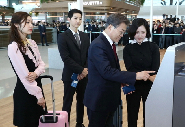 ▲ 문재인 대통령이 12일 오후 인천국제공항 제2터미널 개장식 참석에 앞서 셀프 체크인을 하며 스마트 공항 체험을 해보고 있다. '셀프 체크인'은 여권정보나 예약 내역을 통해 항공권 티켓을 발권하는 방식이다. ⓒ연합뉴스