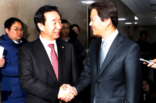 ▲ 국회운영위원장실 문이 열리지 않자 악수해달라는 사진기자들 요청에 김성태 원내대표와 임종석 실장이 환히 웃으며 악수를 하고 있다. ⓒ연합뉴스