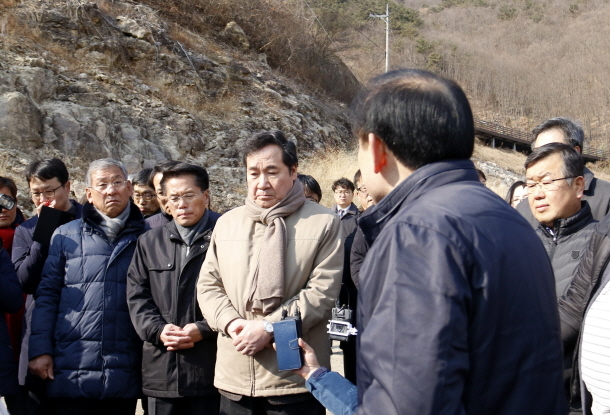 ▲13일 오전 경남 밀양시 단장면에 위치한 밀양댐을 방문해 이학수 수자원공사 사장으로 부터 전국댐 저수율과 생.공용수 확보에 대한 대책을 보고 받고 있다.ⓒ프레시안 이철우