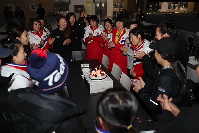 ▲ 생일을 맞이한 북한 선수를 축하해주는 남북 단일팀 선수들 ⓒ대한체육회