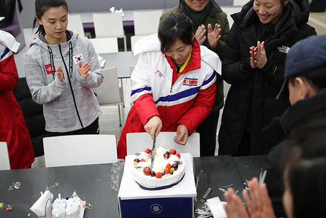 ▲ 생일을 맞이한 북한 선수가 생일 축하 케이크를 자르고 있다. ⓒ대한체육회