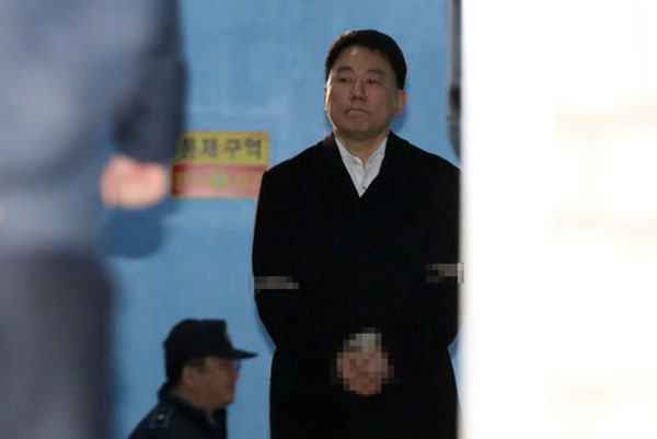 ▲ 수십억원의 투자금을 받고도 약속한 지분을 넘겨주지 않은 혐의로 재판에 넘겨진 프로야구 넥센 히어로즈의 구단주 이장석 서울히어로즈 대표가 2일 오전 서울중앙지방법원에서 열린 선고공판에서 법정 구속된 후 호송차에 오르고 있다. ⓒ연합뉴스