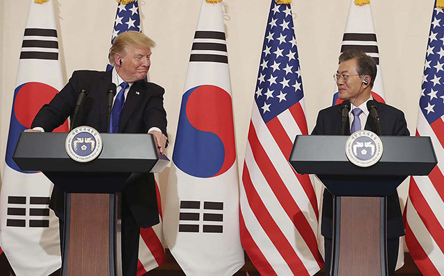 ▲ 지난해 11월 7일 청와대에서 정상회담을 가진 뒤 기자회견을 하고 있는 문재인(오른쪽) 대통령과 도널드 트럼프 미국 대통령 ⓒ청와대