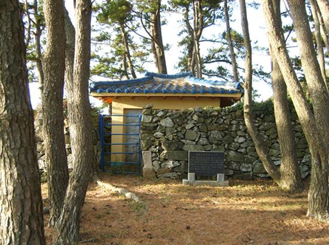 ▲천년의 신전, 장보고 대사의 부하 한내구 장군을 모신 당집Ⓒ섬학교