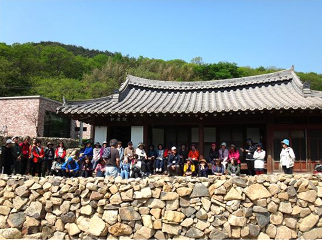 ▲교장선생님 생가에서ⓒ섬진강학교