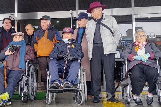 ▲ 제주4.3수형인 생존자들이 5일 제주지방법원에서 열리는 4.3재심사건 심문에 앞서 제주지방법원에서 입장을 밝히고 있다. ⓒ제주의소리(김정호)