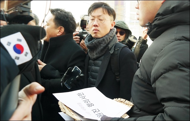 ▲ 조원진 대표에게 항의서한을 전하려는 대구 청년들(2018.2.5.달서구 감삼동) ⓒ평화뉴스(김지연)