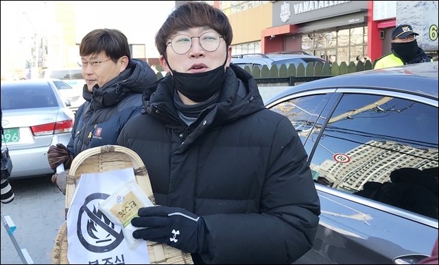 ▲ 인공기를 불태운 조 대표를 비판하는 퍼포먼스(2018.2.5.달서구 감삼동) ⓒ평화뉴스(김지연)