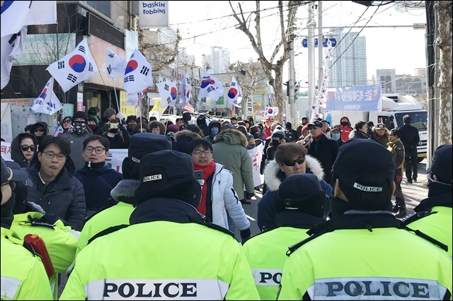 ▲ 조 대표 사무실 앞에서 기자회견을 여는 친박단체(2018.2.5.달서구 감삼동) ⓒ평화뉴스(김지연)
