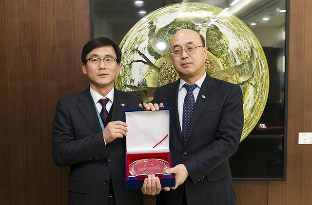 ▲7일 문태곤(오른쪽) 강원랜드 대표이사가 이상천 강원혈액원장으로부터 헌혈 참여 우수기관 감사패를 받고 있다. ⓒ강원랜드
