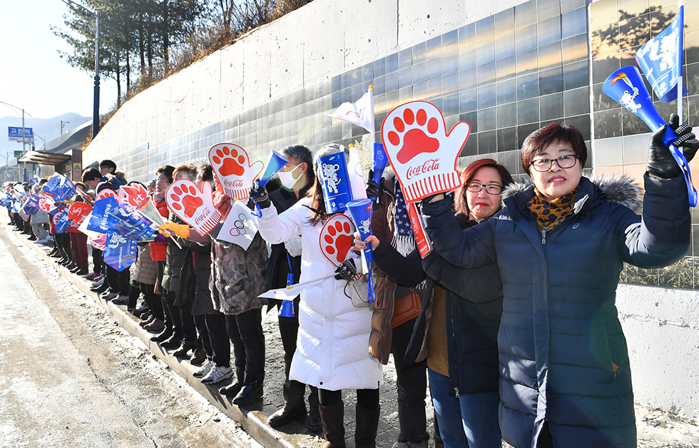 ▲‘모두를 빛나게 하는 불꽃’ 2018 평창동계올림픽을 밝힐 성화봉송 환영행사가 7일 강원 정선군 고한읍 일원에서 열리고 있다. ⓒ정선군