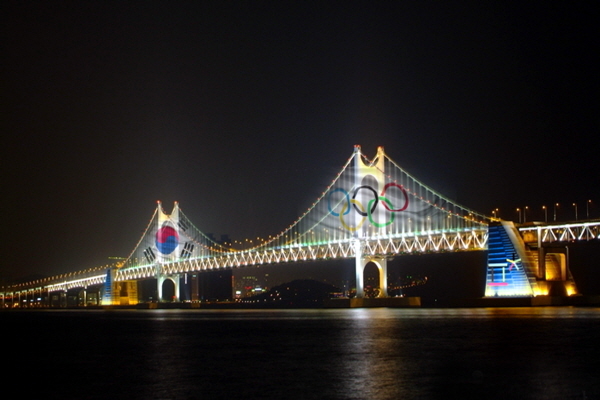 ▲미디어파사드로 연출되는 초대형 태극기, 오륜기.ⓒ렛츠런파크부산경남