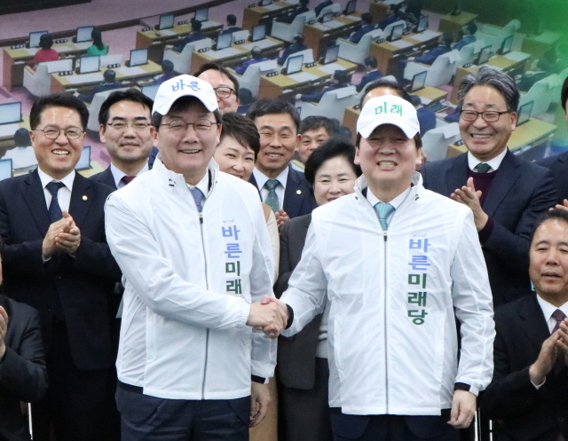 ▲ 8일 오후 2시 부산시의회 대회의실에서 열린 원탁간담회에 참가한 바른정당 유승민 대표(좌), 국민의당 안철수 대표(우). ⓒ프레시안