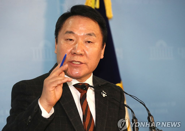 ▲8일 염동열 국회의원이 국회 정론관에서 기자회견을 통해 강원랜드 채용비리 의혹에 대한 입장을 밝히고 있다. ⓒ연합뉴스