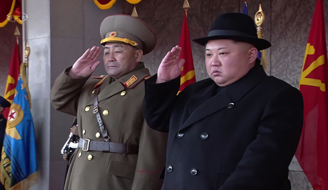 ▲ 8일 평양 김일성 광장에서 열린 건군절 70주년 열병식에서 김정은(오른쪽) 북한 국무위원장과 군 총정치국장에 오른 것으로 알려진 김정각이 병사들로부터 경례를 받고 있다. ⓒ연합뉴스
