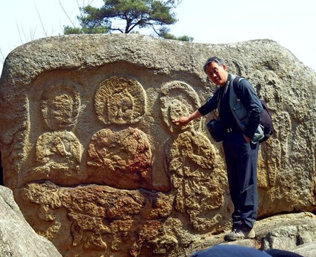 ▲탑골마애불상군을 설명하고 있는 김구석 교장선생님 ⓒ경주남산연구소