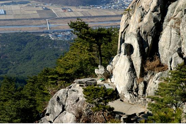▲바위 속에서 나오는 듯한 삼릉계곡 마애석가여래좌상 ⓒ경주남산연구소