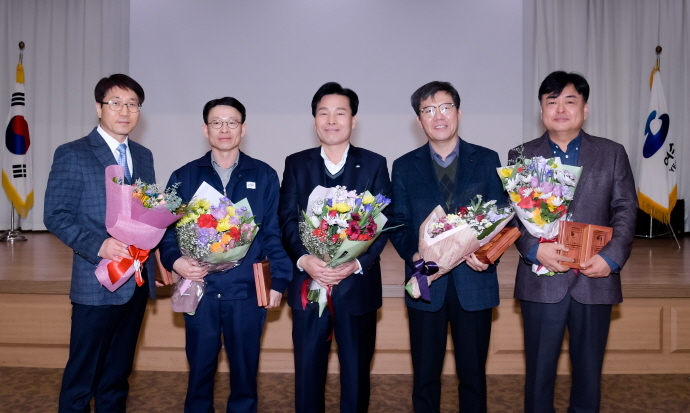 ▲지난 8일 여수시청 회의실에서 열린 여수산단 공장장 및 기관장 회의에서 안전관리 우수업체 표창을 수상한 기업 관계자들이 주철현 여수시장(가운데)과 기념사진을 찍고 있다.