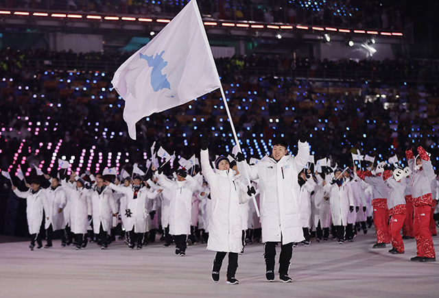 ▲ 9일 평창 올림픽 스타디움에서 열린 평창 동계올림픽 개막식에서 남북 선수들이 공동 입장하고 있다. ⓒAP=연합뉴스