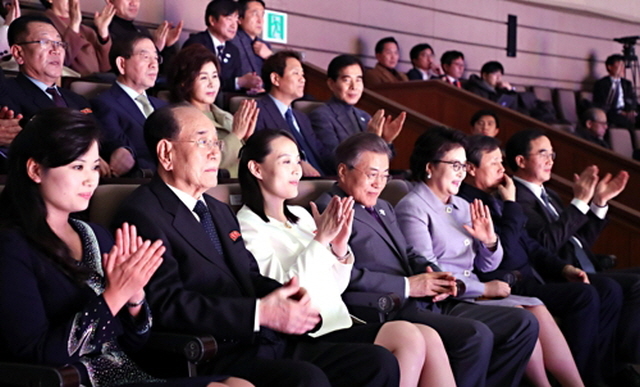 ▲ 문재인 대통령이 11일 오후 서울 국립중앙극장 해오름극장에서 열린 북한 삼지연 관현악단 공연에서 김정은 노동당 위원장의 특사 자격으로 방남한 김여정 당 중앙위 제1부부장을 비롯한 북한 고위급 대표단과 함께 관람하고 있다. ⓒ연합뉴스