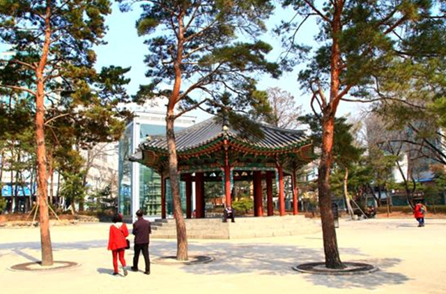 ▲경신학교 졸업생 정재용이 <독립선언서>를 낭독한 탑골공원 팔각정Ⓒ서울학교