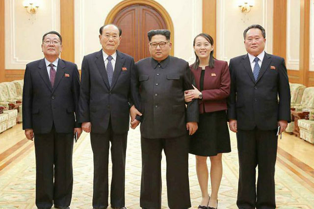 ▲ 지난 12일 김정은(가운데) 북한 국무위원장이 남한을 방문한 고위급 대표단을 만났다. 왼쪽부터 최휘 국가체육지도위원회 위원장, 김영남 최고인민회의 상임위원장, 김정은 위원장, 김여정 조선노동당 중앙위원회 제1부부장, 리선권 조국평화통일위원회 위원장 ⓒ노동신문