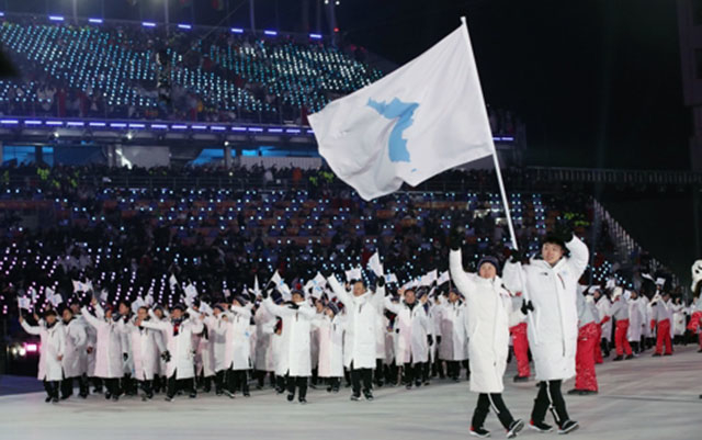 ▲9일 평창 올림픽 개막식에서 남북 대표팀이 한반도기를 들고 공동입장하는 모습. ⓒ연합뉴스