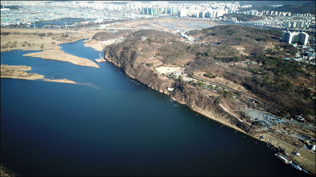 ▲ 화원동산 전경. 강변으로 강철파일을 박은 흔적들이 보인다. 그 라인으로 탐방로를 조성하겠다는 것이다. 하식애의 생태계와 경관을 망치는 공사가 아닐 수 없다. ⓒ대구환경운동연합(정수근)