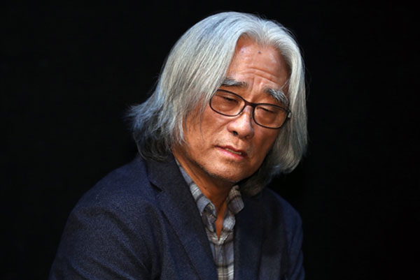 ▲ 성추행 파문을 일으킨 연극연출가 이윤택이 19일 오전 서울 종로구 30스튜디오에서 기자회견을 열고 피해자들에게 사과하고 있다. ⓒ연합뉴스
