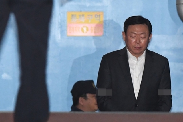 ▲ 국정농단 사건과 관련 뇌물공여 혐의로 1심에서 징역 2년6개월 실형을 받고 법정구속된 신동빈 롯데그룹 회장이 13일 오후 서울 서초구 서울중앙지방법원에서 호송차로 향하고 있다. ⓒ연합뉴스