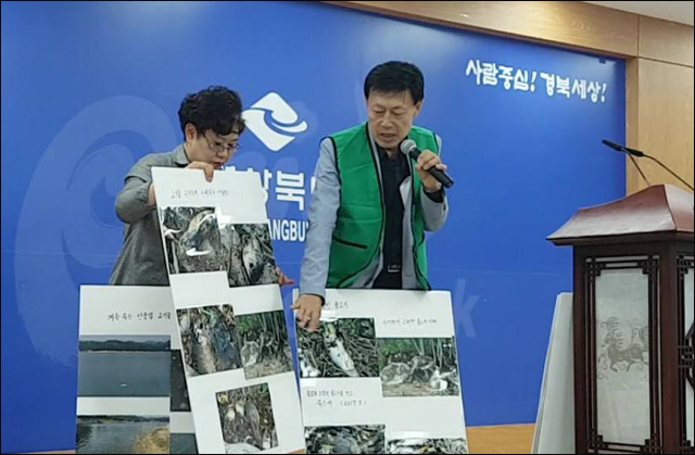 ▲ 낙동강사랑환경보존회 이태규 회장이 경상북도에서 기자회견을 열고 안동댐의 물고기와 새들의 죽음에 대해 설명하고 있다. 지난 7월의 모습. ⓒ이태규