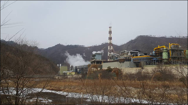▲ 낙동강 최상류 오염의 주범으로 낙인찍인 영풍석포제련소. 여러 유해물질을 내뿜는다고 알려진 이 제련소가 낙동강 최상류에 그것도 강에 바로 붙어서 들어서 있다. ⓒ김수동