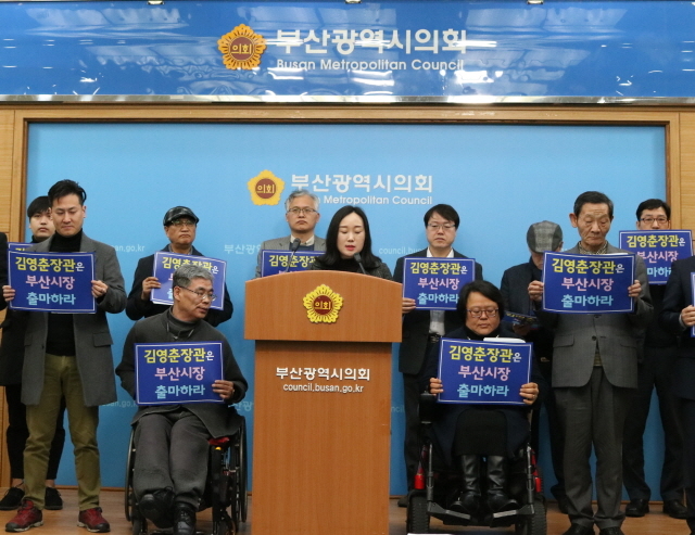 ▲ 27일 오전 부산시의회 3층 브리핑룸에서 김영춘 해양수산부 장관의 '6.13 지방선거' 부산시장 출마를 촉구하는 시민들 모습. ⓒ프레시안