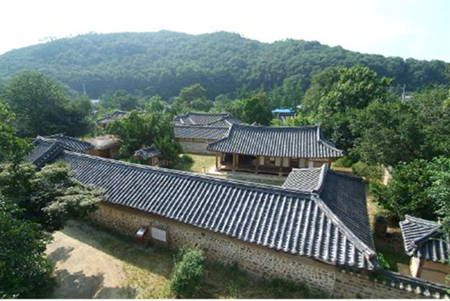 ▲김명관고택은 전형적인 배산임수의 터전에 1784년에 건립되었다Ⓒ정읍시