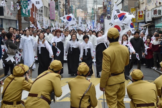▲ 지난 2월 28일 오전 진행된 부산 일신여학교의 3.1절 만세운동 재연 모습. ⓒ부산시