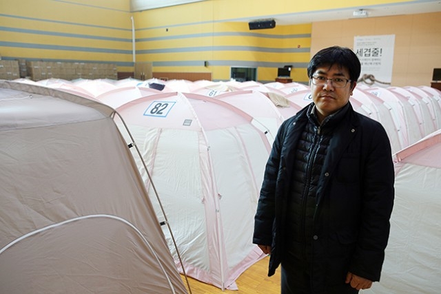 ▲ 뒤늦은 진단과 대피명령으로 대피소 입소도 늦고 집 구하기도 힘들다는 대성파크대책위 박노완 총무. ⓒ함께사는길(이성수)