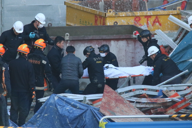 ▲ 2일 오후 1시 50분 부산 해운대 엘시티 공사현장에서 추락사고 발생 후 사체를 수습하는 모습. 이날 55층에서 추락한 작업 발판으로 인해 인부 4명이 사망하고 1명이 부상을 입었다. ⓒ프레시안