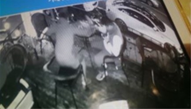 ▲ 지난 1월 20일 밤 9시쯤 부산 부산진구 부전동에 있는 한 커피숍에서 김모(23) 씨가 친구 신모(23) 씨의 손에 들고 있던 복권을 낚아채는 모습. ⓒ부산경찰청