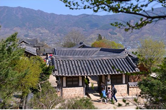 ▲드라마 <토지> 세트장인 최참판댁. 소설과 흡사하게 복원해 볼거리가 많다.Ⓒ진우석