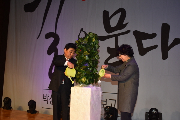 ▲박성호 전 총장 부부가 나무를 정성껏 돌보는 마음으로 아이들에게 정성을 쏟아야 한다는 퍼포먼스를 진행하고 있다. ⓒ김종성, 석동재