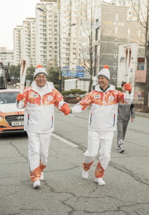▲지난 6일 강원도 원주시에서 열린 성화봉송행사에서 유향열 한국남동발전 사장(왼쪽)과 배찬호 한국남동발전 노동조합위원장(오른쪽)이 함께 성화를 옮기고 있다.ⓒ남동발전